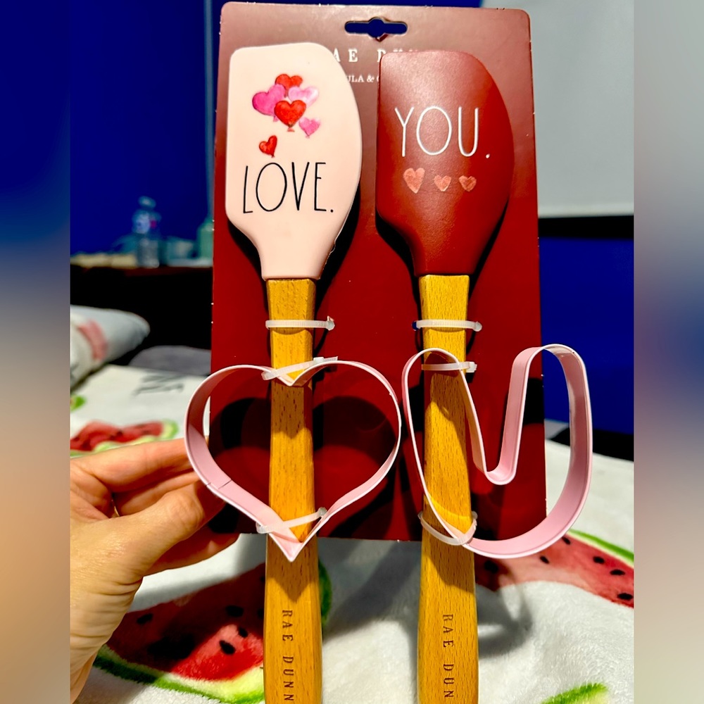 Rae Dunn spatulas and cookie 🍪 cutter set. NWT